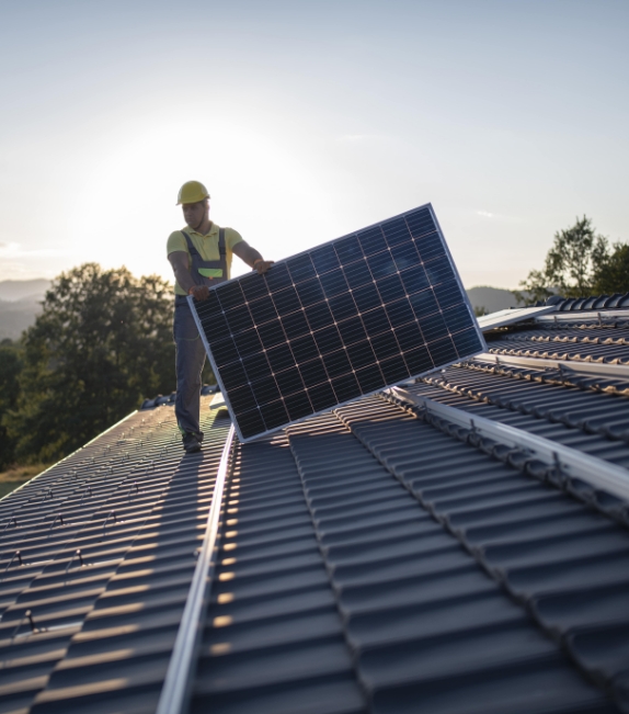 Notre équipe de couvreurs qualifiés est formée pour appliquer des techniques avancées, comme la pose de panneaux photovoltaïques.